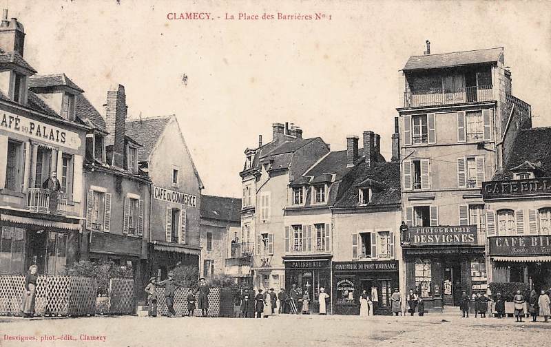 Clamecy (Nièvre) La place des Barrières CPA