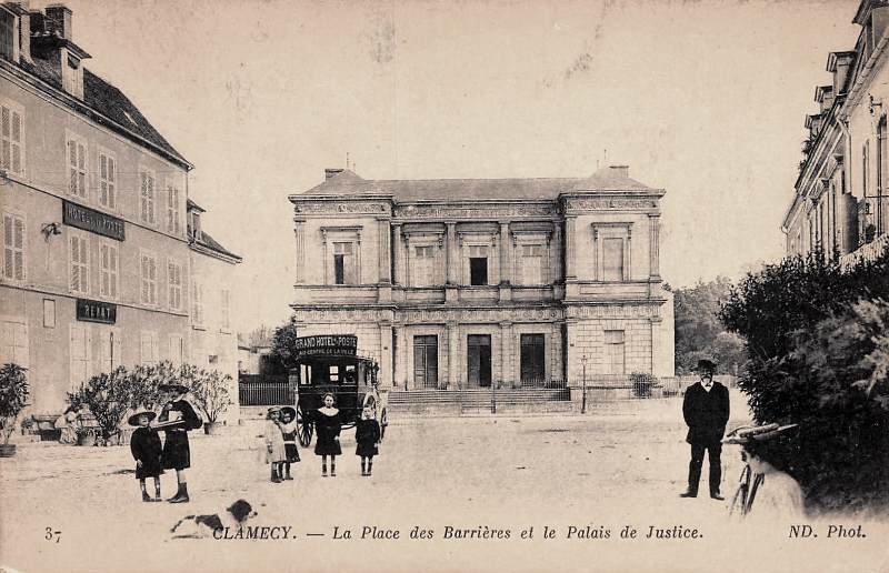Clamecy (Nièvre) La place des Barrières et le Palais de Justice CPA