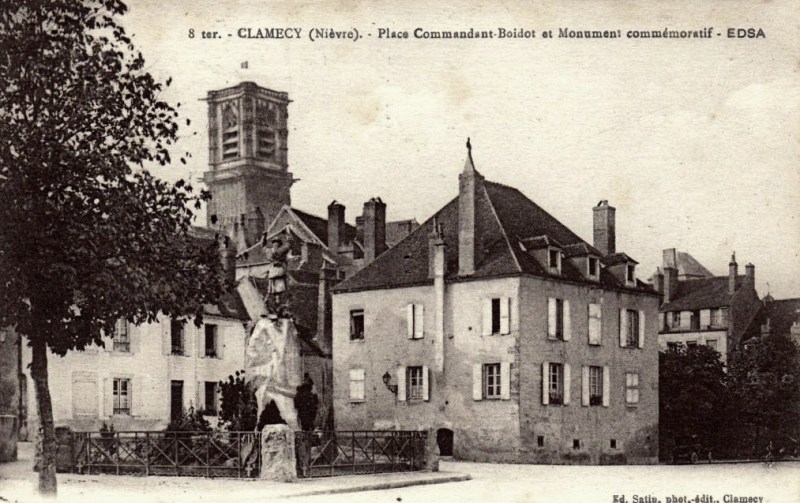 Clamecy (Nièvre) La place du Commandant Boidot CPA