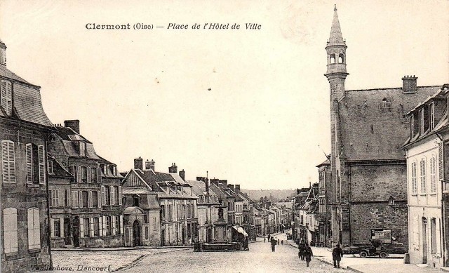 Clermont oise cpa la place de l hotel de ville