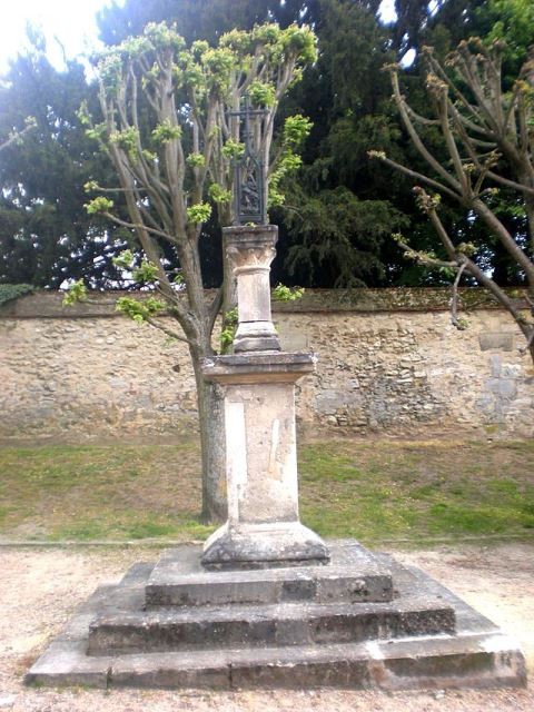 Clermont oise croix a l emplacement de l ancien cimetiere