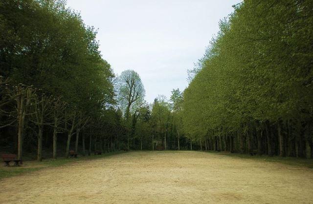 Clermont oise la place du jeu de paume dans le parc du chatellier