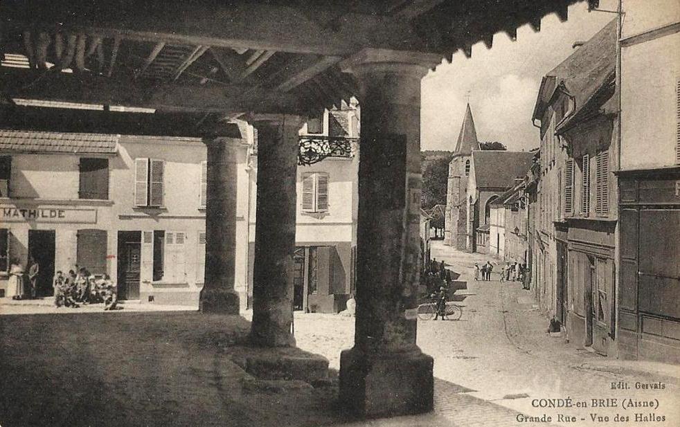 Condé-en-Brie (Aisne) CPA La halle et la grande rue 