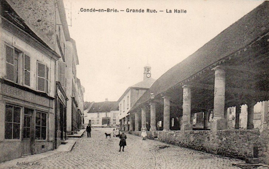 Condé-en-Brie (Aisne) CPA La halle et la grande rue