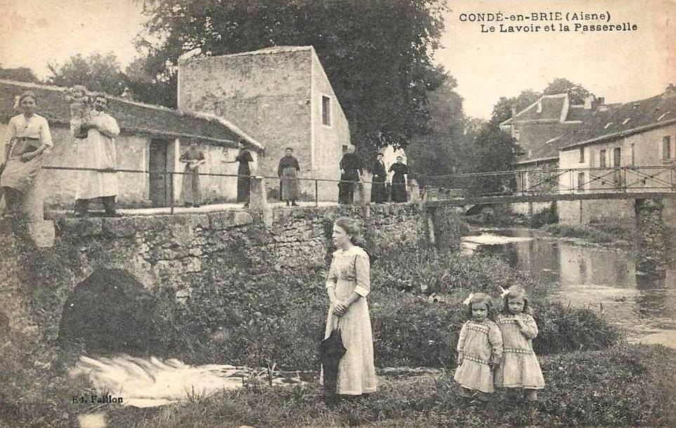Condé-en-Brie (Aisne) CPA Passerelle du lavoir public