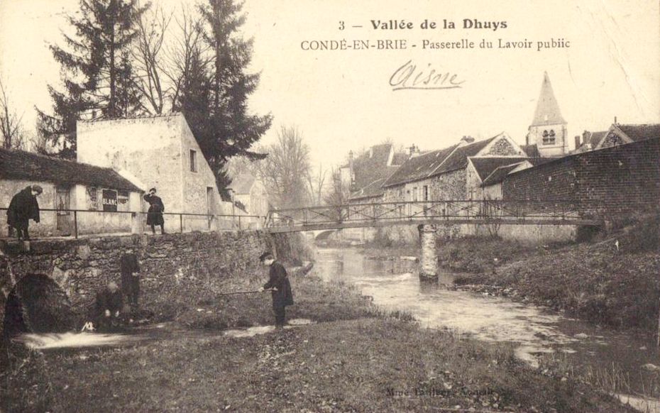 Condé-en-Brie (Aisne) CPA Passerelle du lavoir public