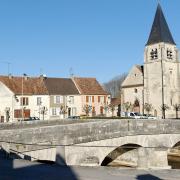 Condé-en-Brie (Aisne) L'église Saint Rémi et la Dhuys
