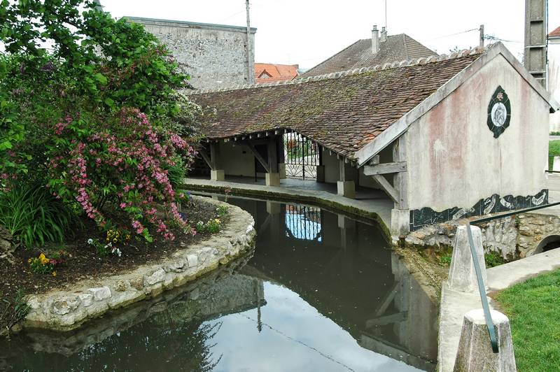 Condé-en-Brie (Aisne) Le lavoir central