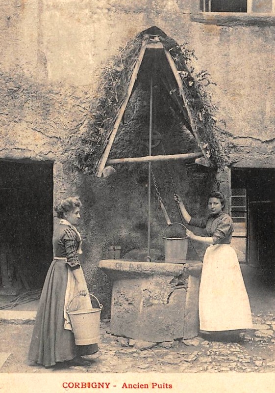 Corbigny (Nièvre) Un ancien puits à eau CPA