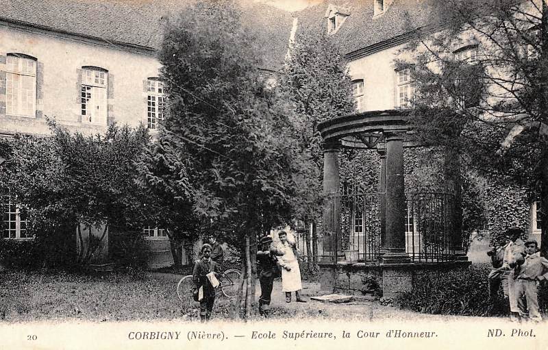 Corbigny (Nièvre) L'Ecole Supérieur, la cour et le puits CPA