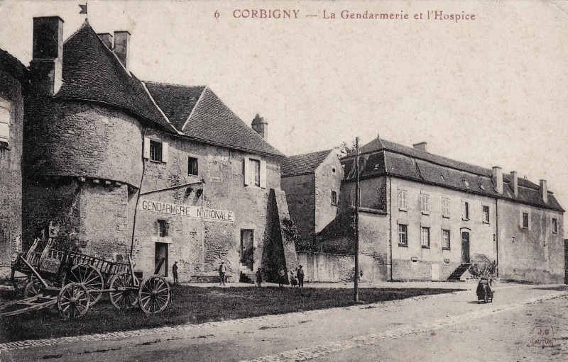 Corbigny (Nièvre) L'hospice et la gendarmerie CPA