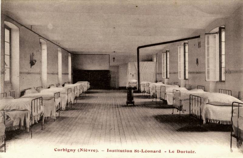 Corbigny (Nièvre) L'institution Saint Léonard, le dortoir CPA