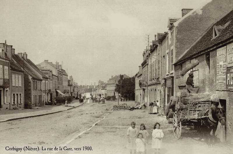 Corbigny (Nièvre) La rue de la gare vers 1900 CPA