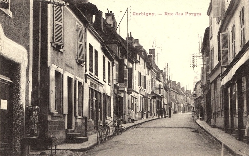 Corbigny (Nièvre) La rue des forges CPA