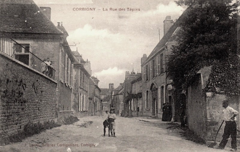 Corbigny (Nièvre) La rue des Tépins