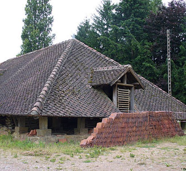 Corbigny (Nièvre) La tuilerie de la chapelle de Sarre, le séchoir