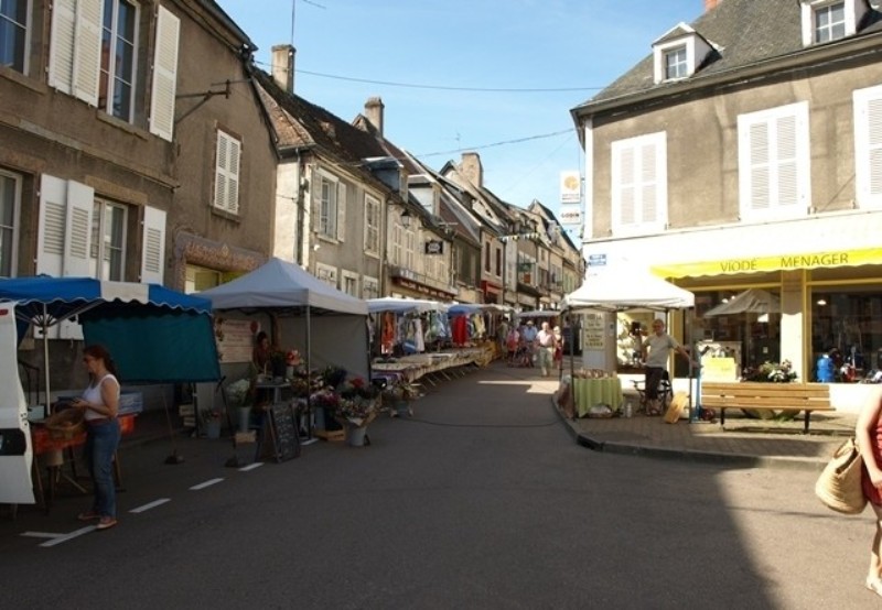 Corbigny (Nièvre) Le marché