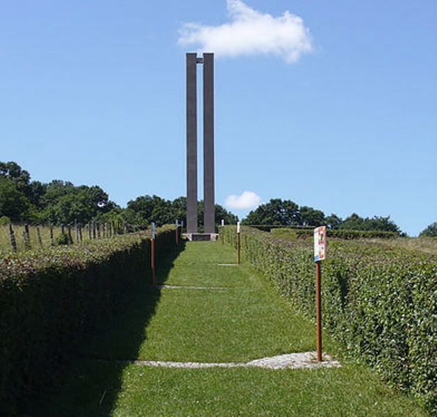Corbigny (Nièvre) Le monument de l'Emeraude