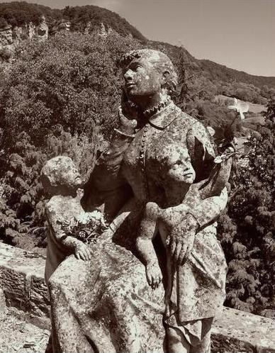 Dans le cimetière (cpa)
