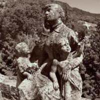 Dans le cimetière (cpa)