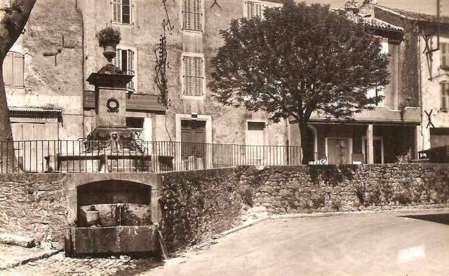 Les deux fontaines (cpa)