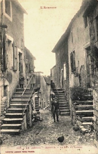 La rue du larzac (cpa)