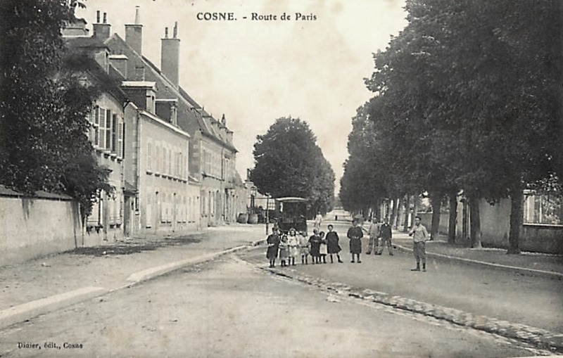 Cosne-Cours-sur-Loire (Nièvre) La route de Paris CPA