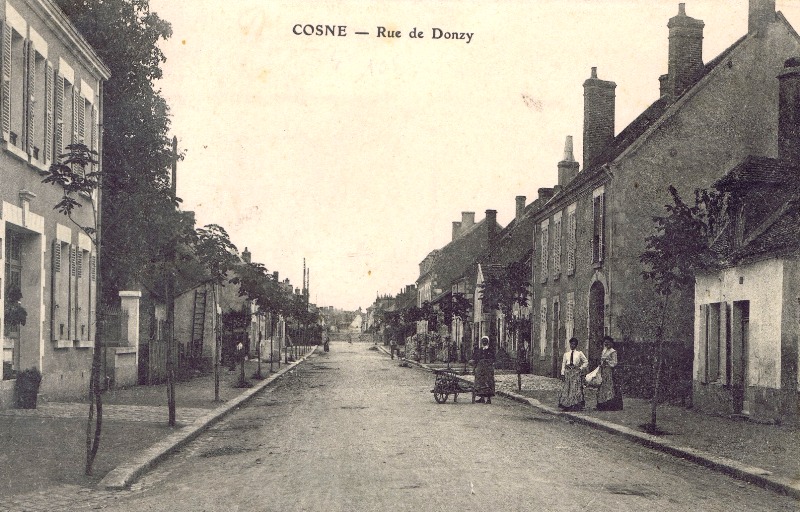 Cosne-Cours-sur-Loire (Nièvre) La rue de Donzy CPA