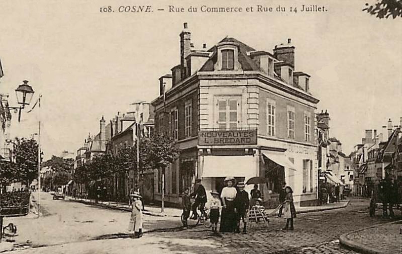 Cosne-Cours-sur-Loire (Nièvre) La rue du commerce et rue du 14 juillet CPA