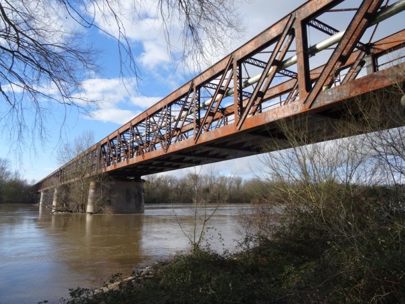 Cosne-Cours-sur-Loire (Nièvre) Le pont du chemin de fer