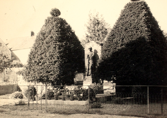 Courboin (Aisne) CPA Le monument aux morts