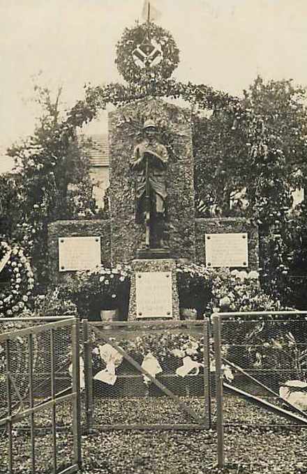 Courboin (Aisne) CPA Le monument aux morts