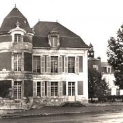 Courson-les-Carrières (89) Le château, mairie CPA