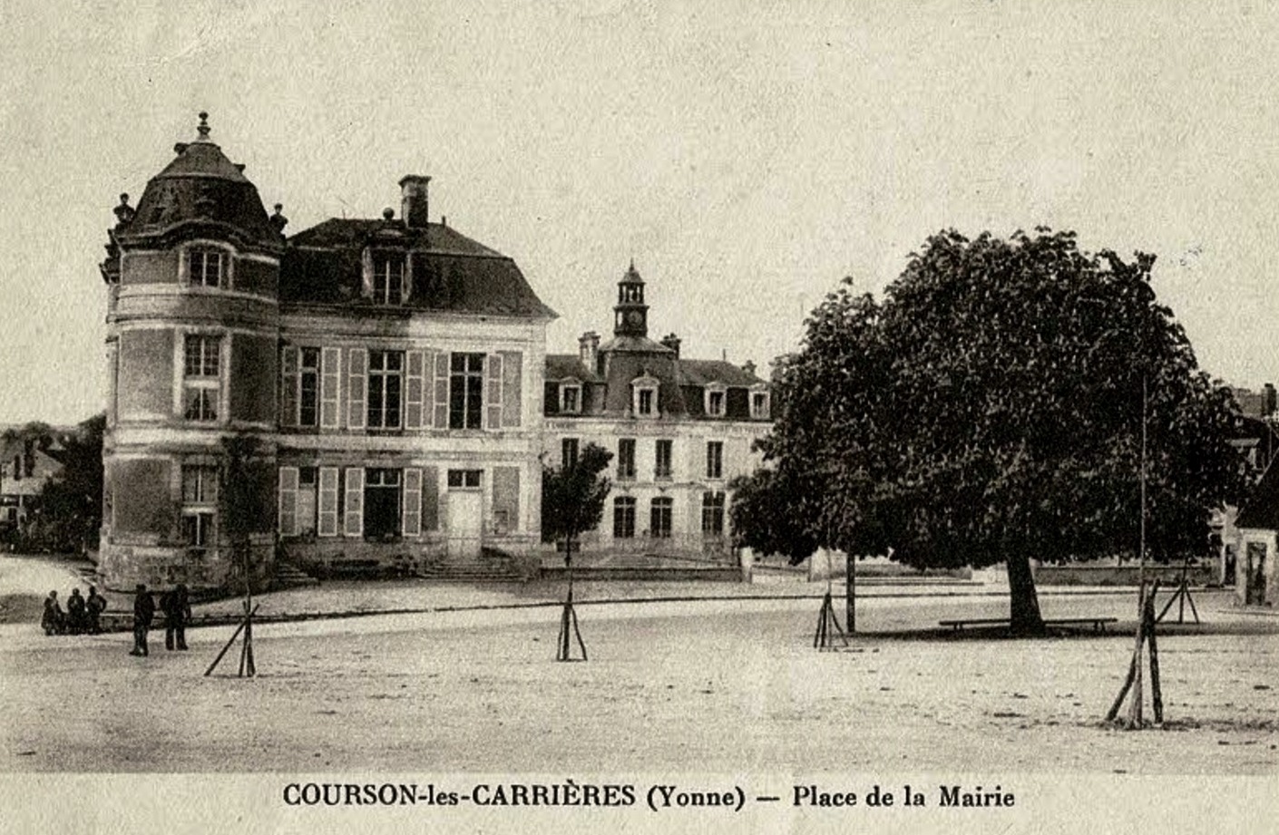 Courson-les-Carrières (89) Le château, mairie et l'école CPA