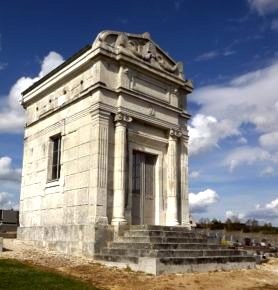 Courson-les-Carrières (89) Le monument funéraire de Dussautoy