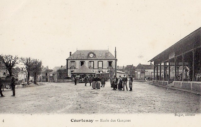 Courtenay (45) Ecole et Halle aux veaux CPA