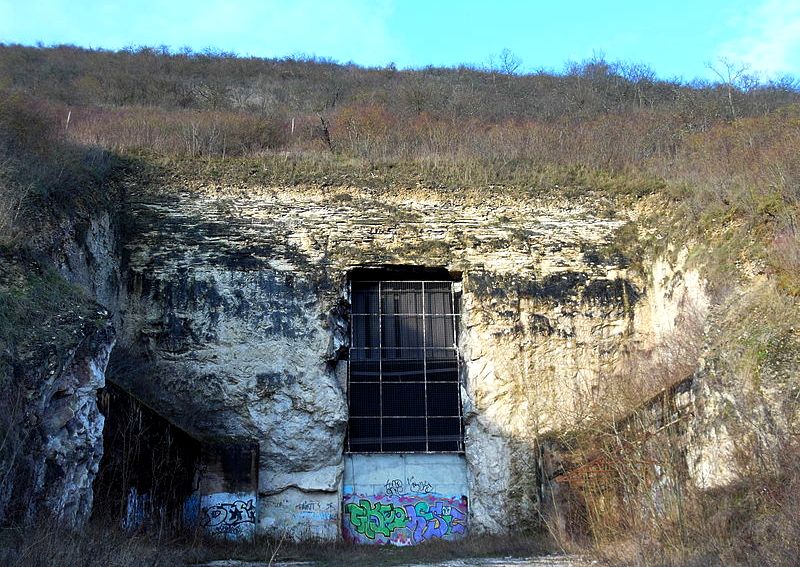 Cravant (89) L'usine souterraine, la porte d'entrée