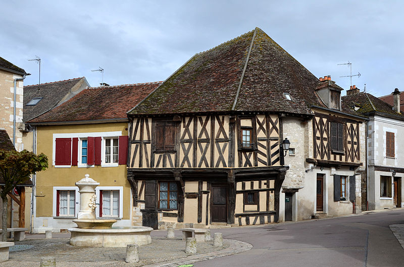 Cravant (89) La fontaine et maison à colombage