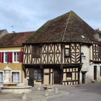 Cravant (89) La fontaine et maison à colombage