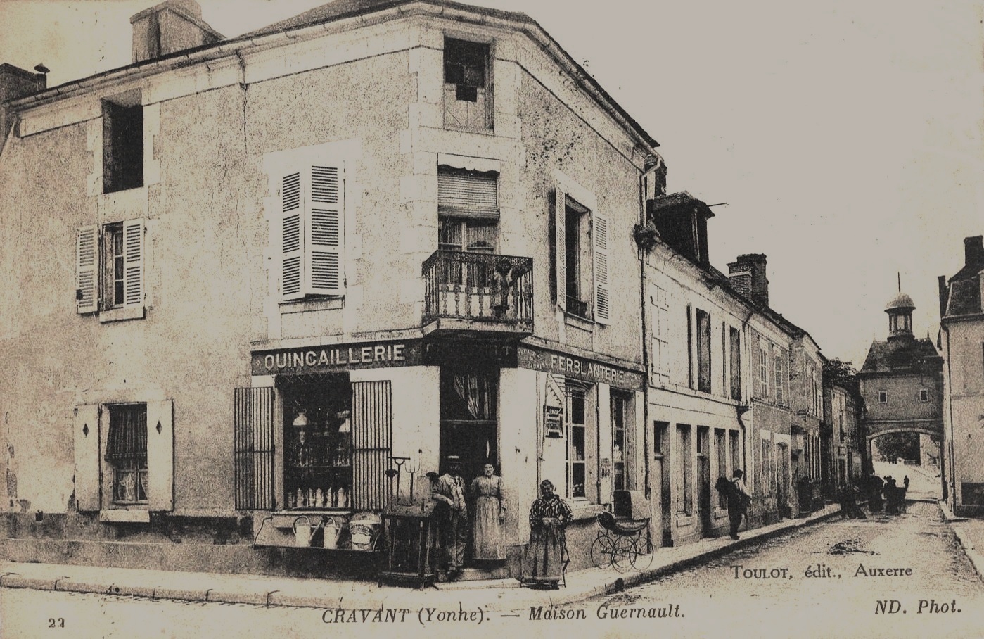 Cravant (89) La quincaillerie CPA