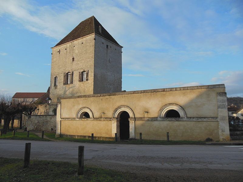 Cravant (89) Le donjon et le lavoir