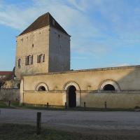 Cravant (89) Le donjon et le lavoir