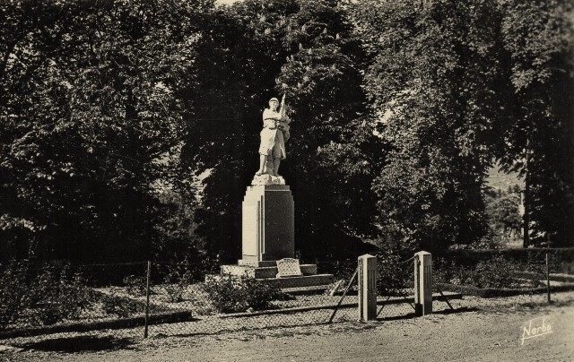 Le monument aux morts (cpa)