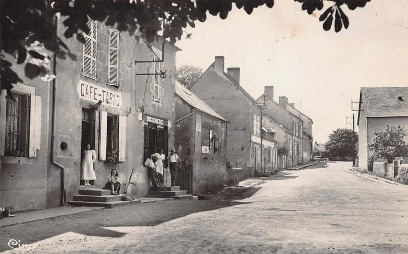 Crux-la-Ville (Nièvre) La place de l'église CPA