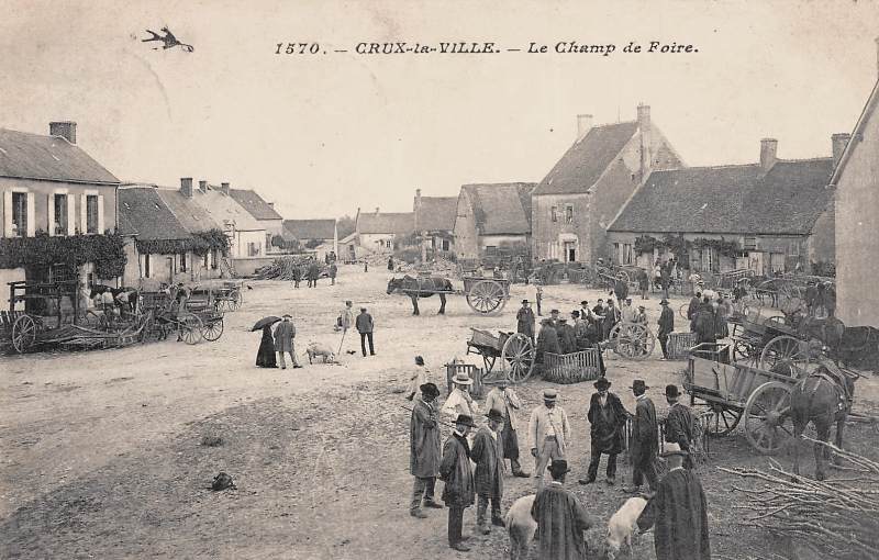 Crux-la-Ville (Nièvre) La place du Champ de Foire CPA