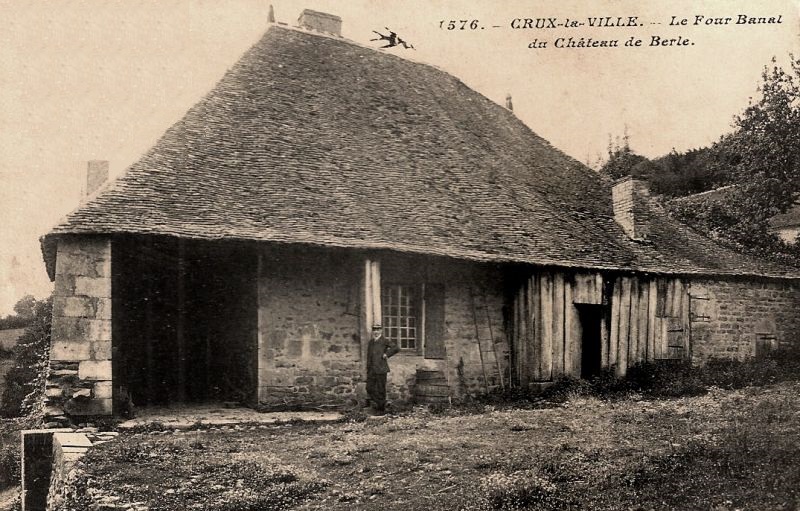 Crux-la-Ville (Nièvre) Le château de Berle, four banal CPA