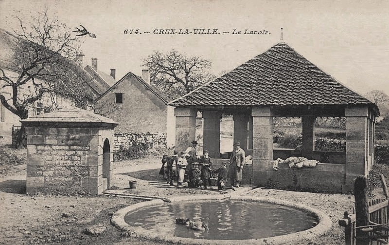 Crux-la-Ville (Nièvre) Le lavoir de la fontaine CPA