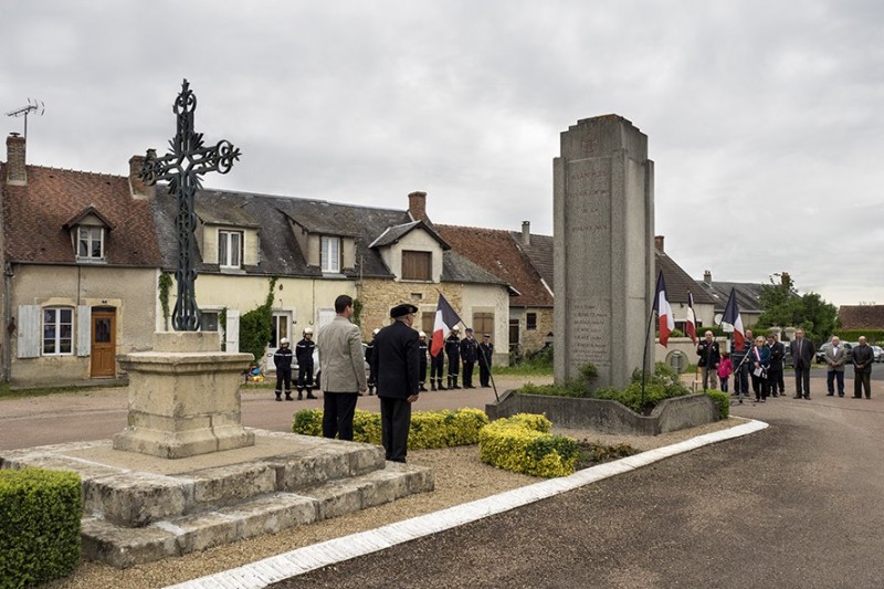 Crux-la-Ville (Nièvre) Le monument aux morts et la croix