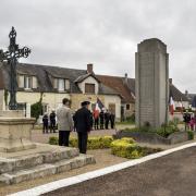 Crux-la-Ville (Nièvre) Le monument aux morts et la croix