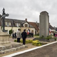 Le monument aux morts et la croix